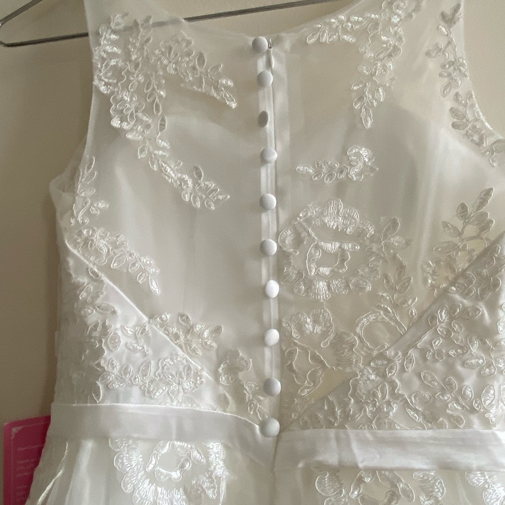 Beautiful wedding dress with patterns! Brand new!